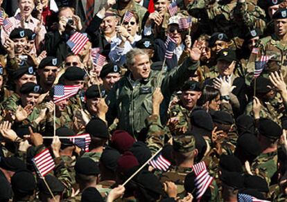El presidente Bush, durante su visita ayer a los soldados de la Brigada Aerotransportada 101 en Fort Campbell, Kentucky.