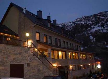 Fachada del hotel y hostal Seixes, en la localidad leridana de Naut Aran.