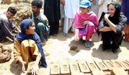 Angelina Jolie, con refugiados en Pakistán.