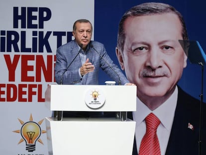 El presidente turco habla durante un encuentro de su partido en la provincia de Rize