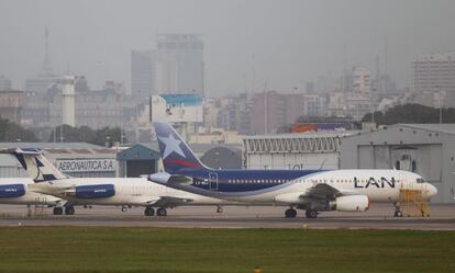 Un avi&oacute;n de LAN en el aeroparque Jorge Newbery, en Buenos Aires.