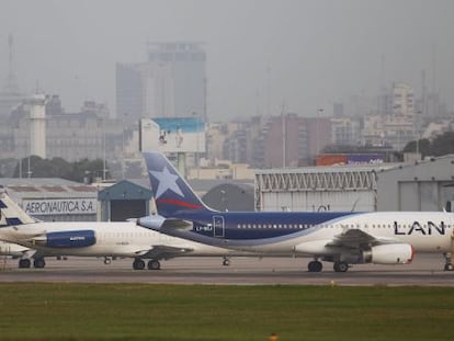 Un avi&oacute;n de LAN en el aeroparque Jorge Newbery, en Buenos Aires.