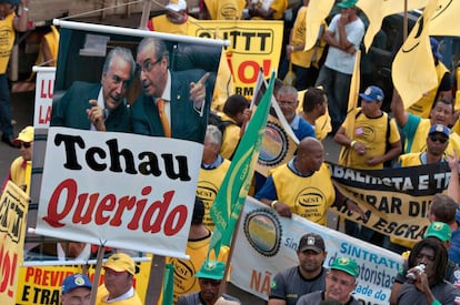 Os manifestantes levam cartazes lembrando a relação de Temer com ex-deputado Eduardo Cunha.