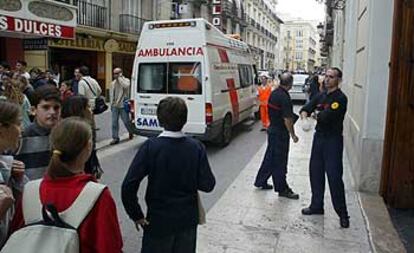 Alumnos y curiosos observan una ambulancia que acudió al colegio del Sagrado Corazón tras hundirse el techo de la cocina del centro.