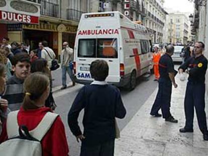 Alumnos y curiosos observan una ambulancia que acudió al colegio del Sagrado Corazón tras hundirse el techo de la cocina del centro.