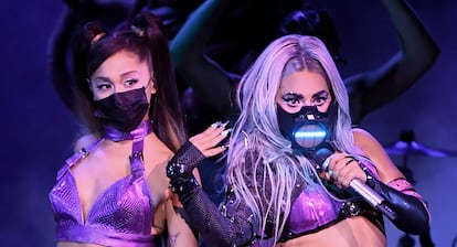 Ariana Grande y Lady Gaga durante su actuación en los MTV Video Music Awards.