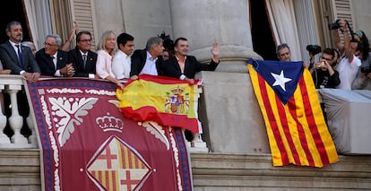 Guerra de banderes al balcó e l'Ajuntament de Barcelona durant les festes de la Mercè, el 24 de setembre del 2015.
