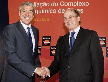 El Presidente de Repsol, Antonio Brufau, junto al ya ex Primer Ministro de Portugal, José Sócrates, durante un acto en 2008.