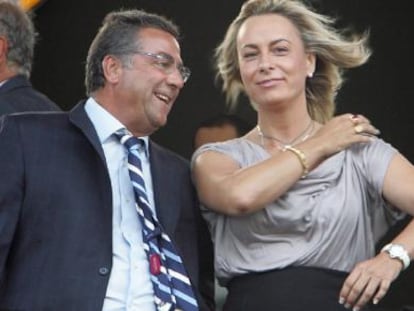 Enrique Ortiz y Sonia Castedo en el palco del estadio Rico Pérez.