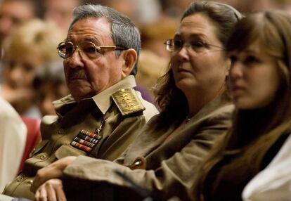 Raúl Castro, a la izquierda, junto a su hija Deborah Castro, en una ceremonia en honor a su esposa y madre Vilma Espin, en el Teatro Karl Marx de La Habana, el 19 de junio de 2007.