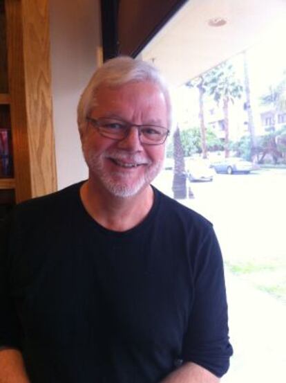 John Agnew, en una cafetería de Santa Mónica, durante la entrevista.