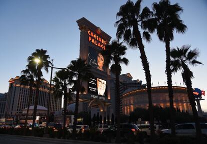 Cartel del espectáculo de Celine Dion en el Caesars Palace de Las Vegas sobre el cartel de homenaje a su marido tras su muerte.