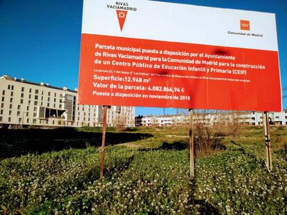 Cartel en la parcela cedida por el Ayuntamiento para que la Comunidad construya un colegio público.