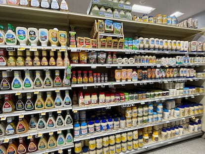 Imagen de varios productos de Unilever como la mayonesa Hellmann's y Duke's y Heinz Mayochup en una tienda ShopRite en Brooklyn.