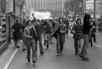 Jóvenes en una manifestación para reclamar la amnistía de presos, en 1977 en Madrid.