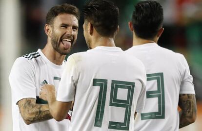 Layún celebra su gol con Peralta y Salcedo.