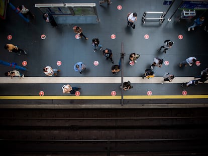 Gente esperando en el andén de la estación de Príncipe Pío, Madrid, en octubre de 2022.