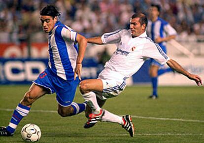 <font size="2"><b>El Dépor se impone al Madrid de Zidane en el Teresa Hererra</b></font><br>XOSÉ HERMIDA<p>(Foto:EFE)