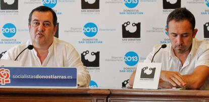 Los ediles socialistas Ernesto Gasco, a la izquierda, y Denis Itxaso, en la rueda de prensa de ayer.