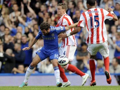 Mata protege el bal&oacute;n ante Huth y Nzonzi, del Stoke.