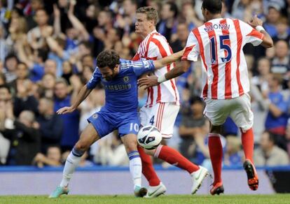 Mata protege el balón ante Huth y Nzonzi, del Stoke.