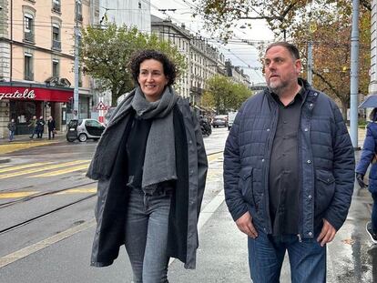 La secretaria general de Esquerra, Marta Rovira, y el presidente del partido, Oriol Junqueras, caminan por una calle de Ginebra.