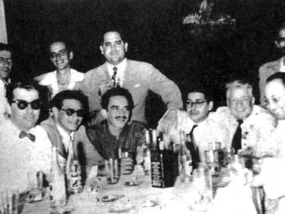 García Márquez (amb bigoti) va batejar Vinyes (segon per la dreta, assegut), com “el sabio catalán”. 