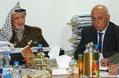 El presidente palestino, Yasir Arafat, y el futuro primer ministro, Ahmed Qurei, ayer en Ramala.