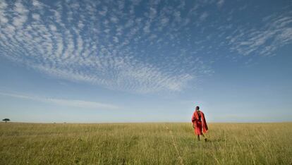 Un masai con vestimenta tradicional en la reserva nacional de Masai Mara, en Kenia.