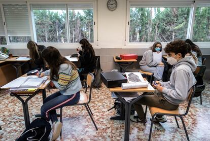 Varios estudiantes de ESO en un colegio de Valencia.