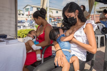 Madres lactantes durante un evento informativo de la Secretaría Técnica en la provincia de Santa Elena.