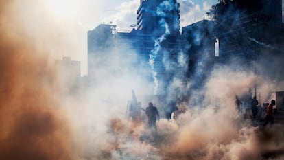 Confronto entre a Guarda Nacional e manifestantes em um bairro rico de Caracas, em 2014.