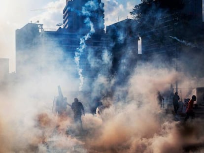 Confronto entre a Guarda Nacional e manifestantes em um bairro rico de Caracas, em 2014.