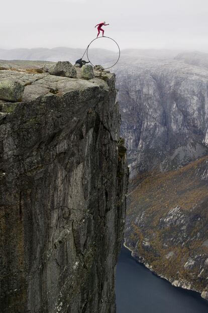 Sobre un anillo de metal en Kjerag (Noruega) en 2008. Altura: 1.000 metros.