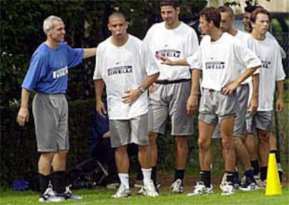 Héctor Cúper dando instrucciones a Ronaldo durante el entrenamiento de ayer.