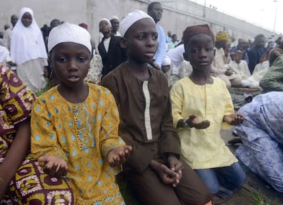 Niños musulmanes rezando el 28 de julio en el estadio Nacional, Surulere, en Lagos, durante la celebración de Eid al-Fitr, que marcha el fin del Ramadán. Ese mismo día una mujer suicida causó la muerte de varias personas en la zona de Kano, norte de Nigeria, una de las técnicas usadas por los terroristas de Boko Haram para llamar la atención y limitar las celebraciones. AFP PHOTO / PIUS UTOMI EKPEI