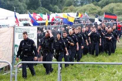 Policías alemanes vigilan el reciento del macrofestival de música ultra.