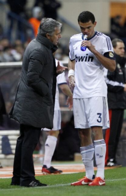 Mourinho da instrucciones a Pepe ante el Atlético.