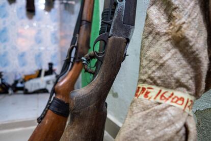 En la oficina del Departamento de Medio Ambiente de Costa de Marfil hay varias armas incautadas, todas ellas pertenecientes a cazadores furtivos. A pesar de las prohibiciones, en Costa de Marfil se sigue consumiendo y vendiendo carne de caza. Las rutas de comercio ilegal creadas durante la epidemia de ébola están volviendo a usarse.