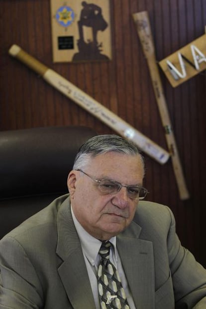 El <i>sheriff</i> Arpaio, en su oficina.