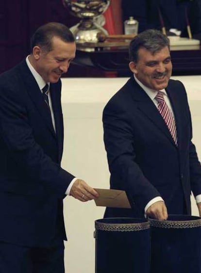 Abdulá Gül (derecha) y Rezep Tayyip Erdogan depositan su voto en el Parlamento.
