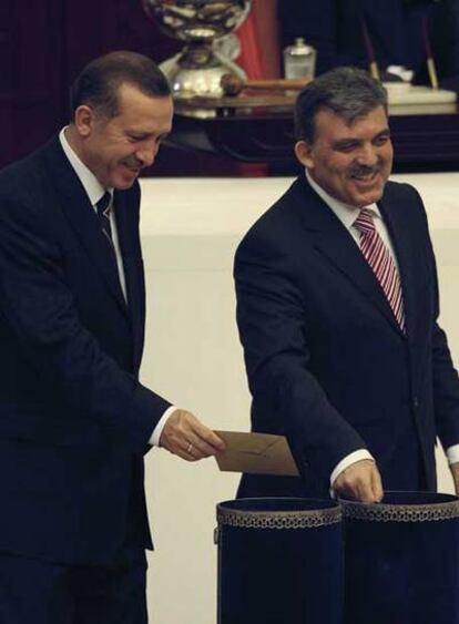 Abdulá Gül (derecha) y Rezep Tayyip Erdogan depositan su voto en el Parlamento.