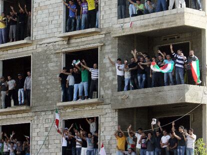 Decenas de libaneses saludan a Ahmadineyad a su paso por Beirut.
