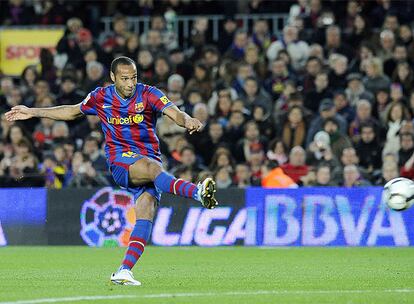 Thierry Henry lanza la falta que significó el segundo gol del Barça ante el Racing.