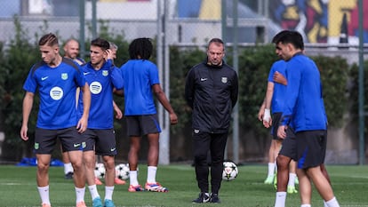 Hansi Flick con los futbolistas del Barcelona este martes en el entrenamiento previo al partido contra el Bayern.