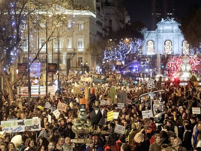 La marcha organizada ayer por el 15-M con el lema "Hemos perdido la inocencia", a su paso por la plaza de Cibeles.