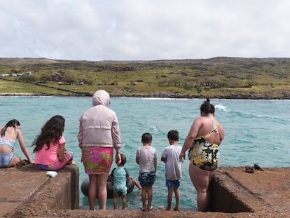 Una familia de turistas en una playa en la Isla de Pascua (Chile).