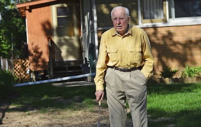 Michael Karkoc, en mayo de 2014, en la puerta de su casa de Minneapolis.