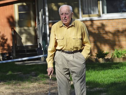 Michael Karkoc, en mayo de 2014, en la puerta de su casa de Minneapolis.