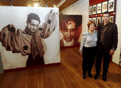 Josefina Balande, sobrina de Miguel de Molina, y Alejandro Salade, su sobrino nieto, ayer en la presentación de la exposición <i>Arte y provocación.</i>